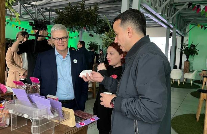 segunda feria sustentable refuerza el compromiso ambiental de aeropuerto de santiago 