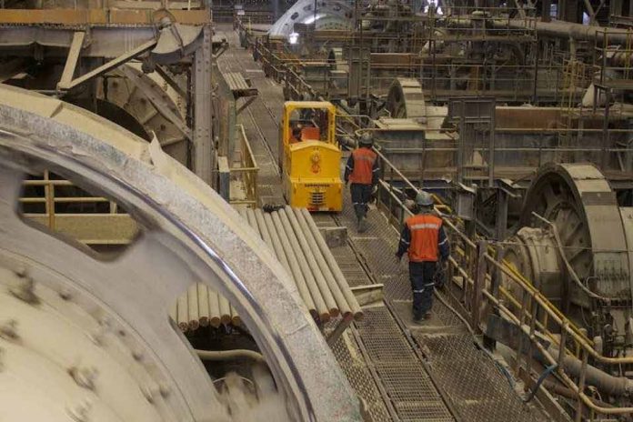 Actividad económica creció 2,2% en octubre: ¿Señales de recuperación o un avance limitado?