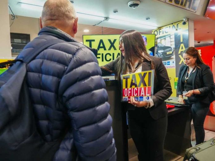 Aeropuerto Santiago de Chile lanza taxímetro digital para pagar viajes por adelantado tras inicio de nueva ley contra el transporte informal Aeropuerto Santiago de Chile lanza taxímetro digital para pagar viajes por adelantado tras inicio de nueva ley contra el transporte informal
