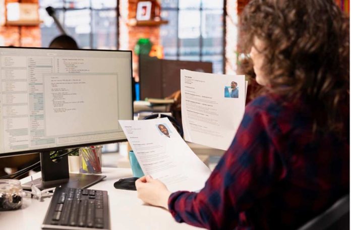 Contratación en Chile se desacelera para inicios de 2026, pero empresas mantienen planes de crecimiento en sectores clave