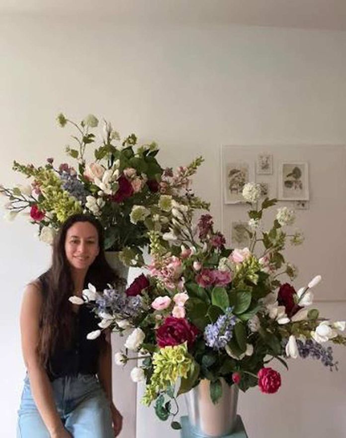 El innovador y sostenible estudio de arreglos florales: Uno artificial equivale a 227 de flores frescas