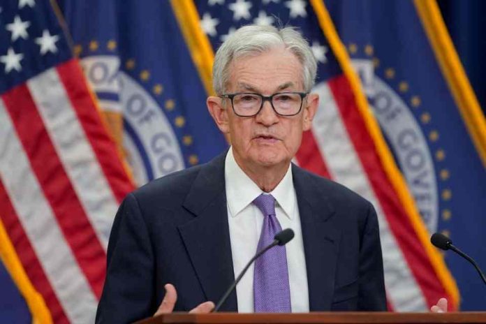 Fed baja tasa en medio de divisiones; proyecta un recorte en 2026