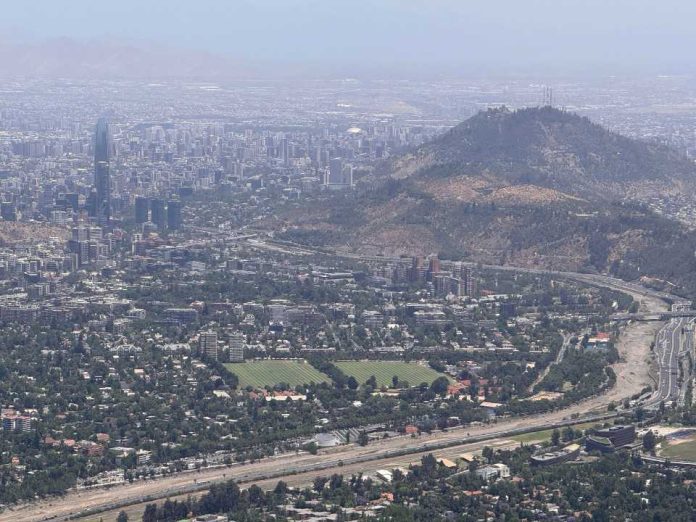 Incendio en condominio de Vitacura reabre debate sobre cumplimiento de la Ley de Copropiedad y seguros obligatorios