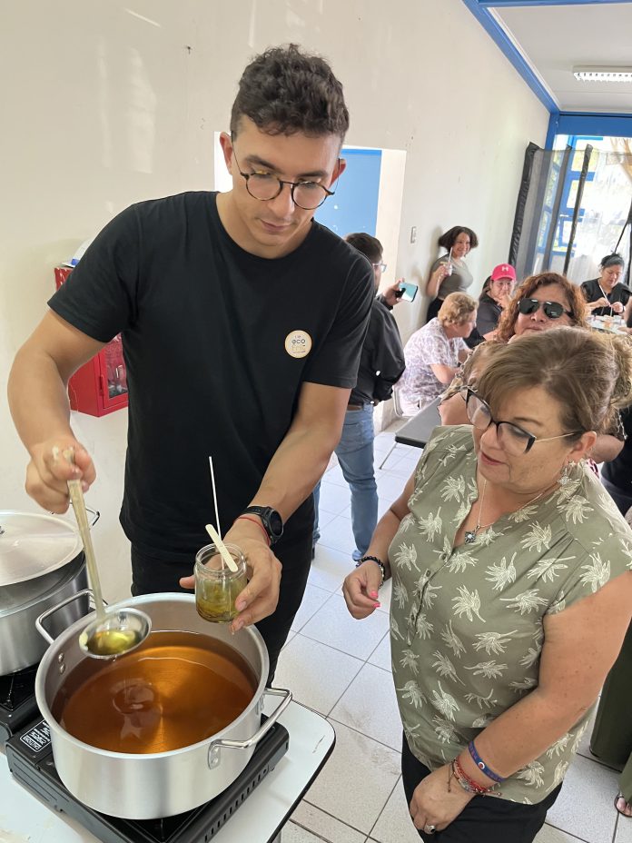 Mujeres de Taltal se capacitan en la transformación de aceite usado mediante innovadora tecnología de economía circular (1)