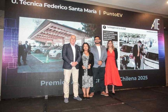 USM recibe Premio AIE Tecnología Chilena por innovadora estación solar de carga Punto EV