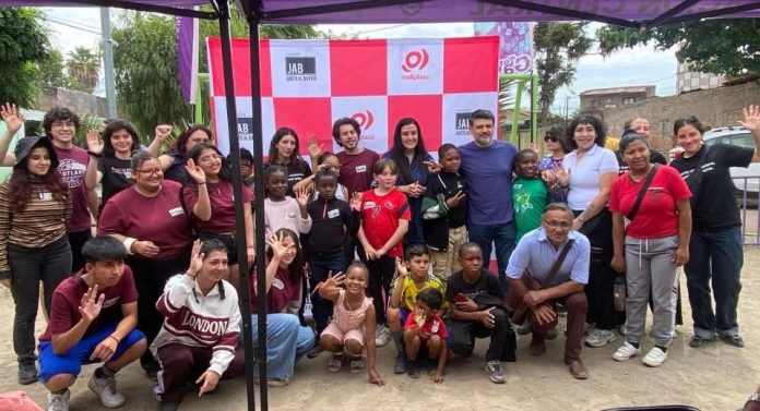 Vientos de Chuchunko Niños y niñas de Estación Central participaron en escuela de verano de vinculación con el barrio