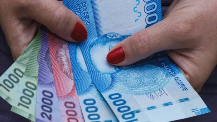 Estudio revela que el aguinaldo alcanzó los $129 mil, con alza del 8% respecto al año anterior