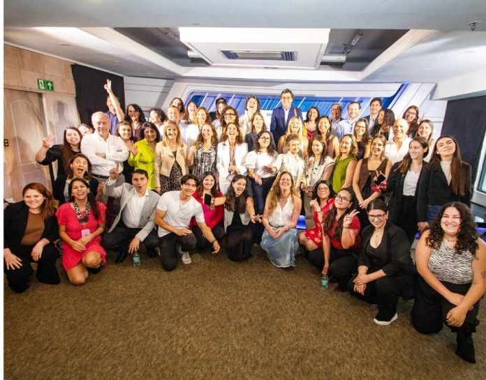 Amplia confianza de los chilenos en que la inteligencia artificial mejorará su trabajo Amplia confianza de los chilenos en que la inteligencia artificial mejorará su trabajo