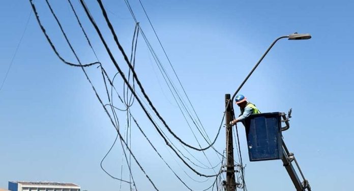 Autoridades supervisan en terreno trabajos de reposición eléctrica en zonas afectadas por incendios forestales