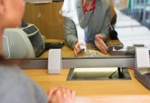 Ciberdelincuentes pagan hasta US$15.000 para reclutar insiders en bancos, telecomunicaciones y empresas tecnológicas: una amenaza creciente para Chile