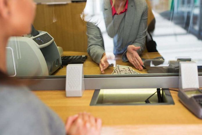 Ciberdelincuentes pagan hasta US$15.000 para reclutar insiders en bancos, telecomunicaciones y empresas tecnológicas: una amenaza creciente para Chile