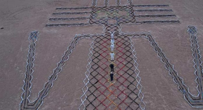 El Gigante Vestido arte y reutilización textil para visibilizar la crisis ambiental en Alto Hospicio