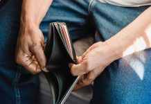 El lado invisible de DICOM: las personas que esperan el pago de una deuda morosa en Chile