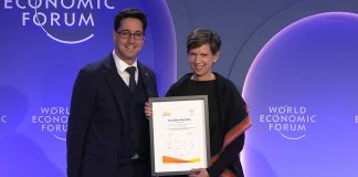 Fundadora y directora de Fundación Reimagina recibe el Premio a la Innovación Social en el Foro Económico Mundial, en Davos