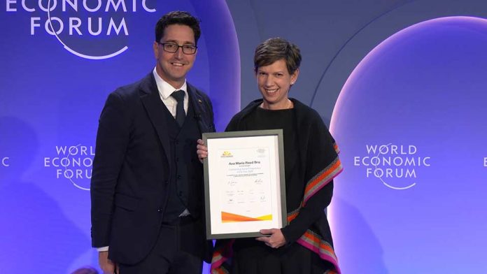 Fundadora y directora de Fundación Reimagina recibe el Premio a la Innovación Social en el Foro Económico Mundial, en Davos