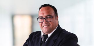 Sellos negros y verdes en servicios profesionales