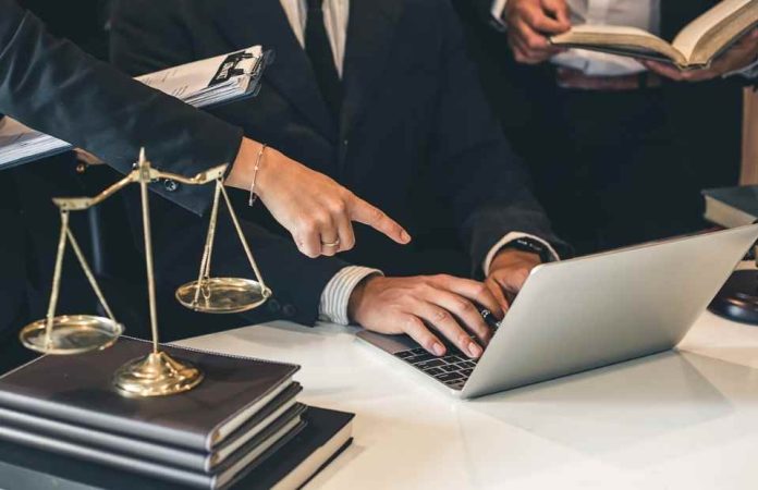 Trifolia: Chilenos desarrollan una IA que no busca reemplazar abogados, sino devolverles el tiempo para pensar