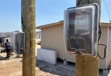 Seremi de Energía supervisa instalación eléctrica en primeras viviendas de emergencia para familias afectadas por incendios en Concepción