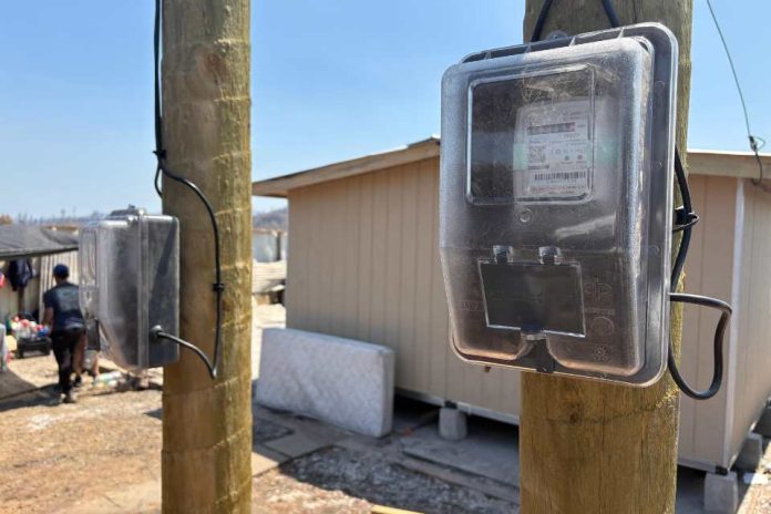 Seremi de Energía supervisa instalación eléctrica en primeras viviendas de emergencia para familias afectadas por incendios en Concepción
