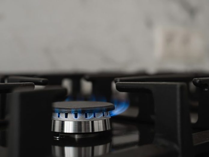 modern-kitchen-stove-natural-gas-burns-with-blue-flame-household-gas-consumption-close-up-selective-focus-706x533 Entra en vigencia el nuevo Reglamento de Servicios de Gas en Chile
