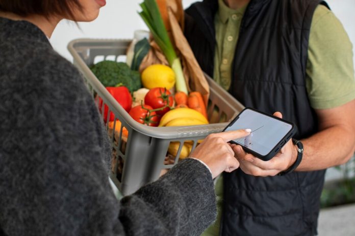 vendedor y cliente Ventas “por pagar” y efectivo: el desorden invisible que afecta a miles de distribuidoras en Chile
