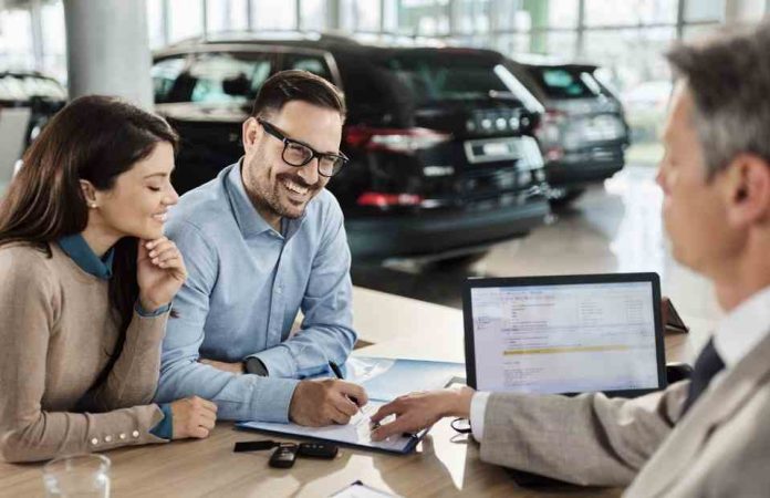 Cómo cuidar la salud crediticia en pareja, según Experian Chile