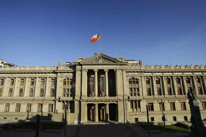 Corte Suprema fija nuevo estándar en el empleo público y declara grave el no pago de cotizaciones en honorarios