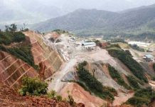 Quito- El proyecto minero de cobre y oro El Domo (Curipamba), ubicado en la provincia de Bolívar y operado por la empresa canadiense Silvercorp Metals, prevé iniciar operaciones en julio de 2027, según información difundida por Bnamericas. De concretarse el cronograma, el yacimiento se convertiría en la tercera mina industrial en funcionamiento en Ecuador. El desarrollo del proyecto ha implicado una actualización en su presupuesto, que pasó de 240 millones de dólares a 284 millones. El ajuste responde a factores técnicos, logísticos y climáticos, así como a modificaciones en el diseño de ingeniería orientadas a mejorar accesos y condiciones operativas. De acuerdo con los reportes técnicos, nuevas pruebas metalúrgicas mediante procesos de flotación proyectan incrementos en los niveles de recuperación de minerales, estimados en 5,4 % para cobre y 6,2 % para oro. Las labores de construcción están a cargo de la empresa china CRCC, mientras que el plan energético contempla la instalación de una línea de transmisión eléctrica de 61 kilómetros, complementada con generadores diésel para garantizar el funcionamiento inicial de la planta. El proyecto cuenta con licencia ambiental que establece monitoreo hídrico y sistemas de recirculación de agua. Según la planificación vigente, la explotación se realizaría inicialmente mediante minería a cielo abierto durante aproximadamente diez años, para luego pasar a una fase subterránea.