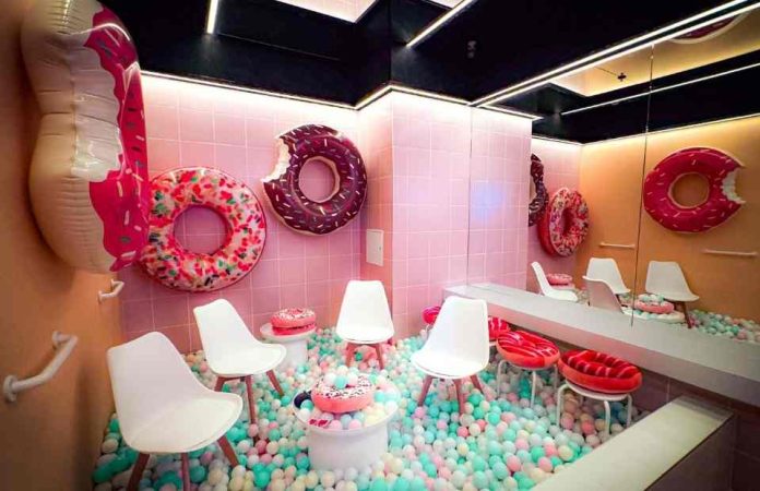 Ocho salas privadas y tecnología de alto estándar: abre en Santiago un nuevo concepto de karaoke inmersivo