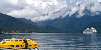 Puerto Chacabuco recibe crucero Seven Seas Splendor desde la Antártica