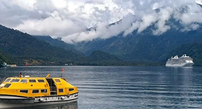 Puerto Chacabuco recibe crucero Seven Seas Splendor desde la Antártica Puerto Chacabuco recibe crucero Seven Seas Splendor desde la Antártica