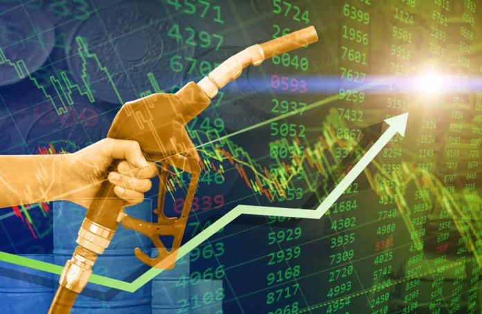 Alza histórica de la bencina: 4 claves para enfrentar el impacto sin caer en deudas