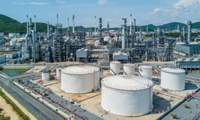 Chile enfrenta presión en costos eléctricos por alza sostenida del petróleo