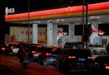 China limita el aumento del precio del combustible para amortiguar el impacto del alza de los precios del petróleo.