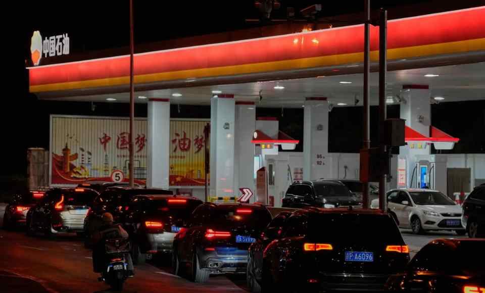 China limita el aumento del precio del combustible para amortiguar el impacto del alza de los precios del petróleo.