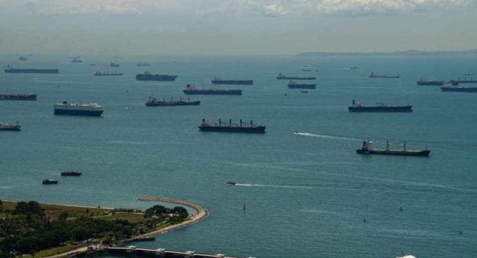 Conflicto Irán–EE.UU. Experto advierte efectos en bencinas y tipo de cambio en Chile