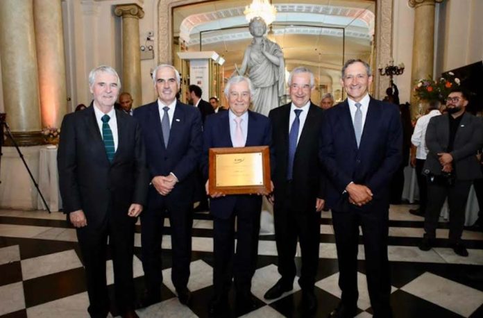 Copec recibe el Premio ICARE 2025 en reconocimiento a su aporte al desarrollo empresarial de Chile Copec recibe el Premio ICARE 2025 en reconocimiento a su aporte al desarrollo empresarial de Chile