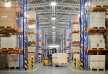 Escasez de bodegas en Santiago presiona precios al alza: vacancia toca mínimos históricos frente a sus pares regionales