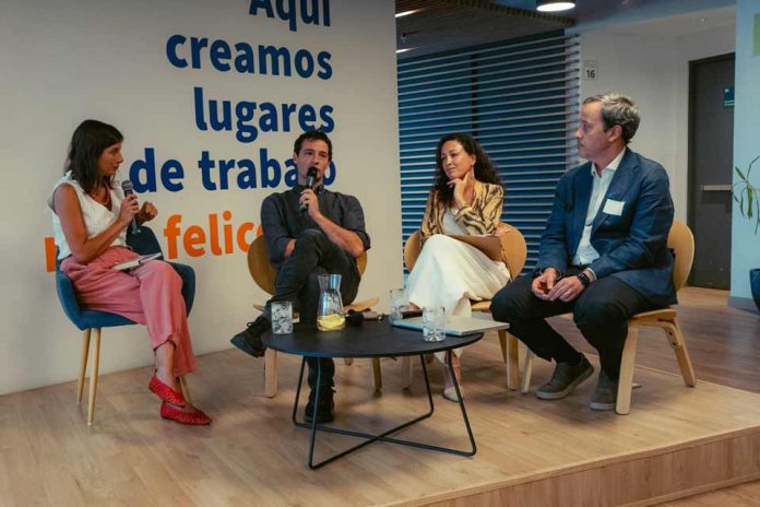 Expertos refuerzan importancia de Sala Cuna como punto clave para disminuir brechas de género Expertos refuerzan importancia de Sala Cuna como punto clave para disminuir brechas de género