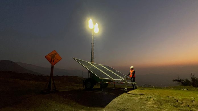 Minería y construcción reemplazan diésel por iluminación solar para reducir costos operativos