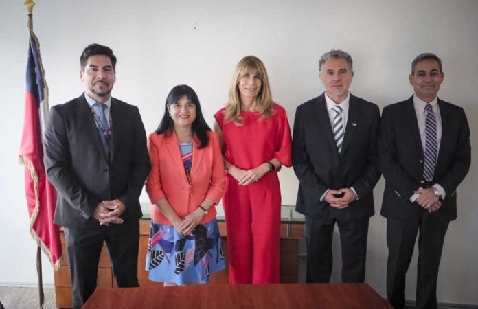 Ministra Rincón recibe saludo protocolar de organismos relacionados