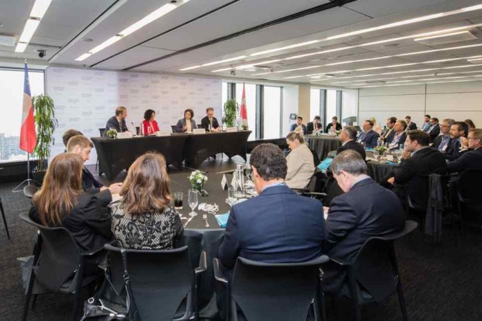 Con mesa de negocios y apertura de la Bolsa de Toronto Ministra Williams concluye participación en PDAC 2026