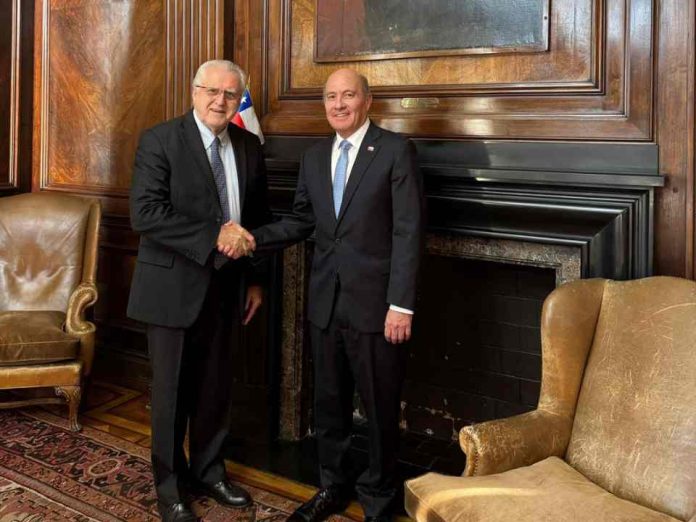 Ministro de Hacienda recibe al presidente del directorio de Codelco para abordar resultados y desafíos de la empresa