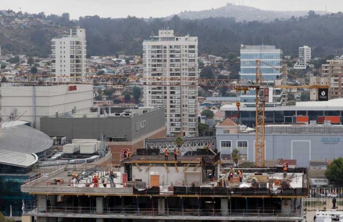 Permisos de edificación por vencer fueron prorrogados por un año más: medida impacta a más de 50 mil viviendas