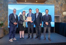 Gremios del sector acuícola reconocen el aporte del Subsecretario de Pesca, Osvaldo Urrutia, durante la cena protocolar de Aquasur Gremios del sector acuícola reconocen el aporte del Subsecretario de Pesca, Osvaldo Urrutia, durante la cena protocolar de Aquasur