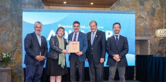 Gremios del sector acuícola reconocen el aporte del Subsecretario de Pesca, Osvaldo Urrutia, durante la cena protocolar de Aquasur