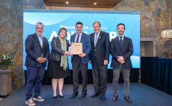 Gremios del sector acuícola reconocen el aporte del Subsecretario de Pesca, Osvaldo Urrutia, durante la cena protocolar de Aquasur