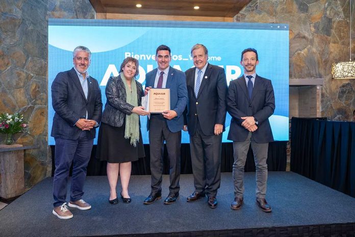 Gremios del sector acuícola reconocen el aporte del Subsecretario de Pesca, Osvaldo Urrutia, durante la cena protocolar de Aquasur Gremios del sector acuícola reconocen el aporte del Subsecretario de Pesca, Osvaldo Urrutia, durante la cena protocolar de Aquasur