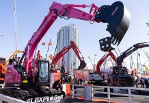 La excavadora rosa de Link-Belt recauda US$ 220 mil en subasta benéfica en CONEXPO 2026