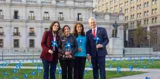 4.000 remolinos azules en la Plaza de la Ciudadanía llaman a escuchar a los niños para prevenir el maltrato infantil